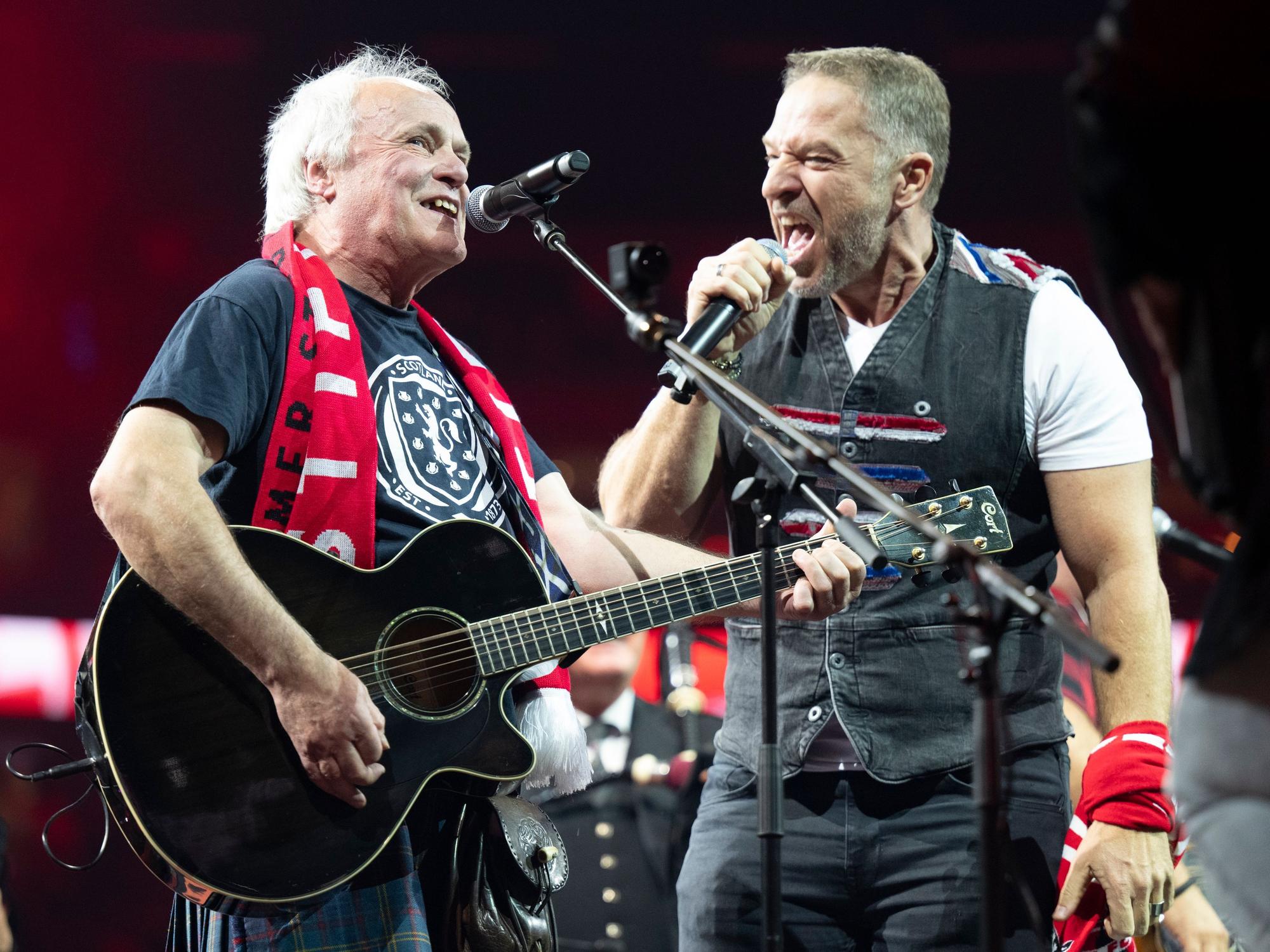 Die Höhner sangen die FC-Hymne bei „Kölle singt“.