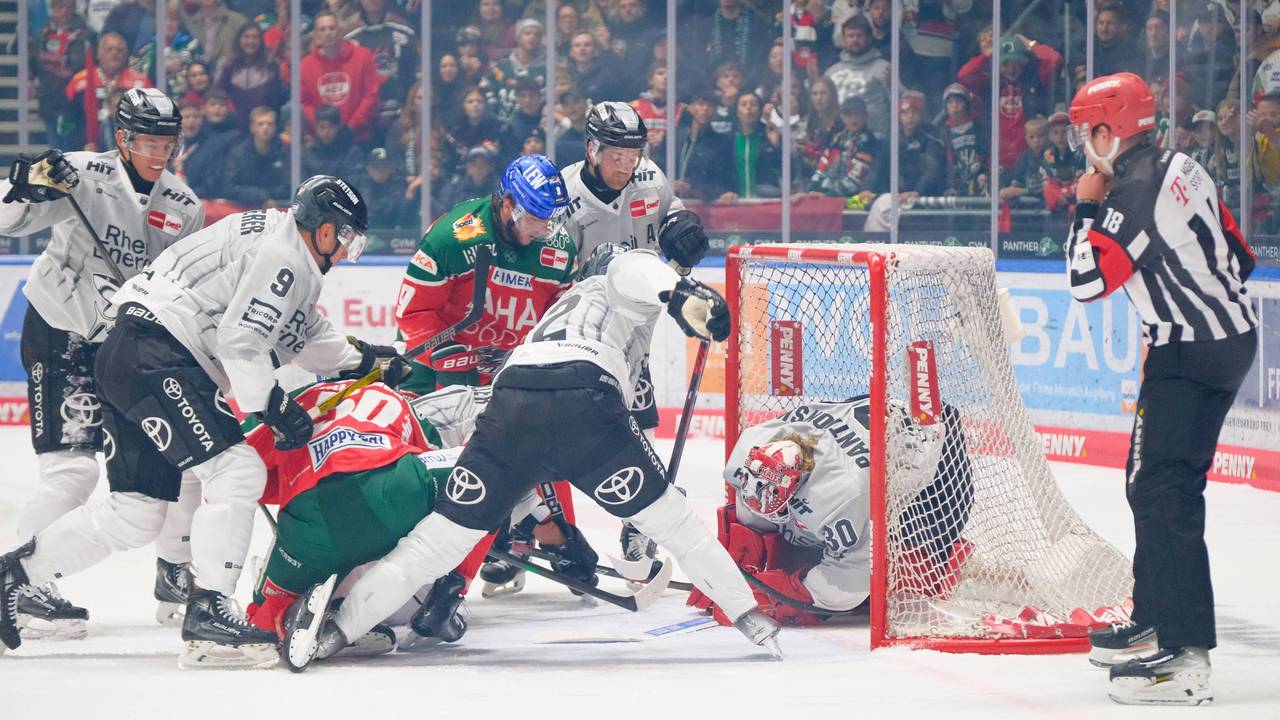 Mirko Pantkowski 30, Kölner Haie Maximilian Kammerer 9, Kölner Haie Alexander Oblinger 50, Augsburger Panther und Justin Volek 9, Augsburger Panther beim Spiel Augsburger Panther v Kölner Haie