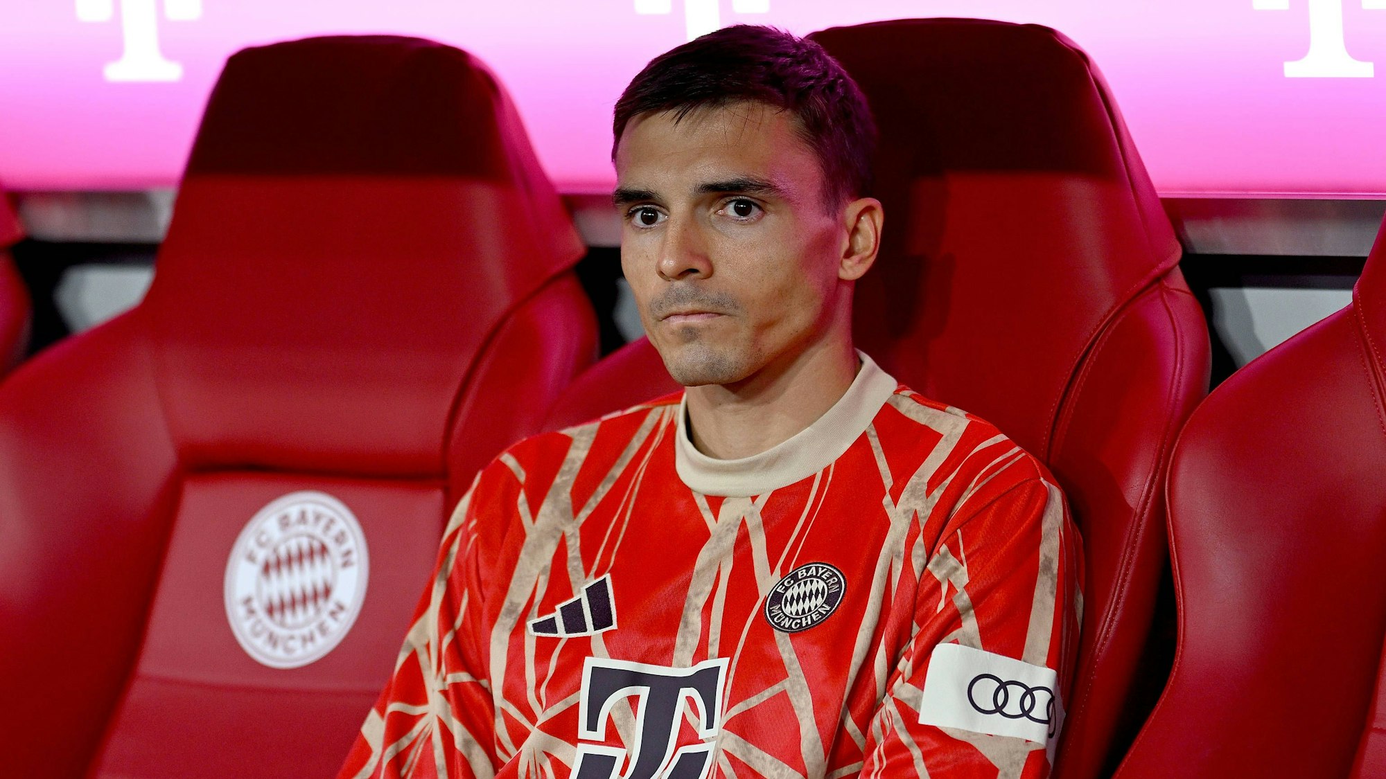 Joao Palhinha sitzt mit leerem Blick auf der Ersatzbank des FC Bayern.