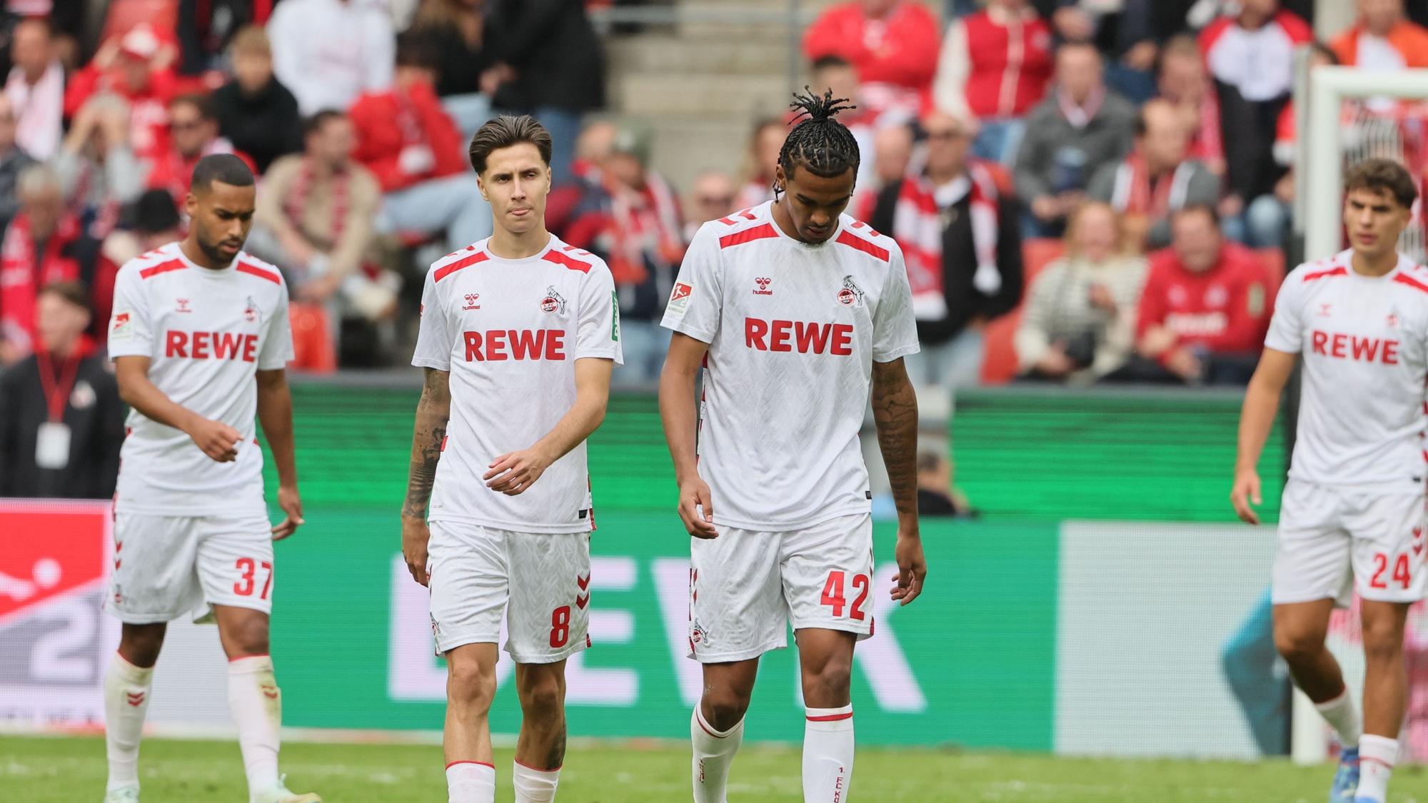 Frustrierte FC-Profis nach einem Gegentor.