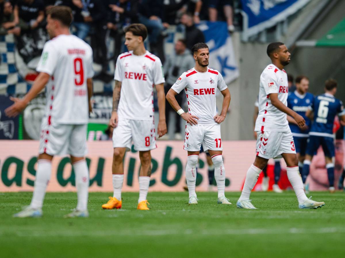 Lange Gesichter bei den FC-Profis nach dem Ausgleich des KSC.