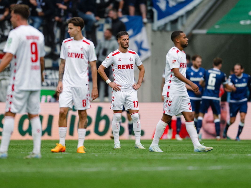 Lange Gesichter bei den FC-Profis nach dem Ausgleich des KSC.