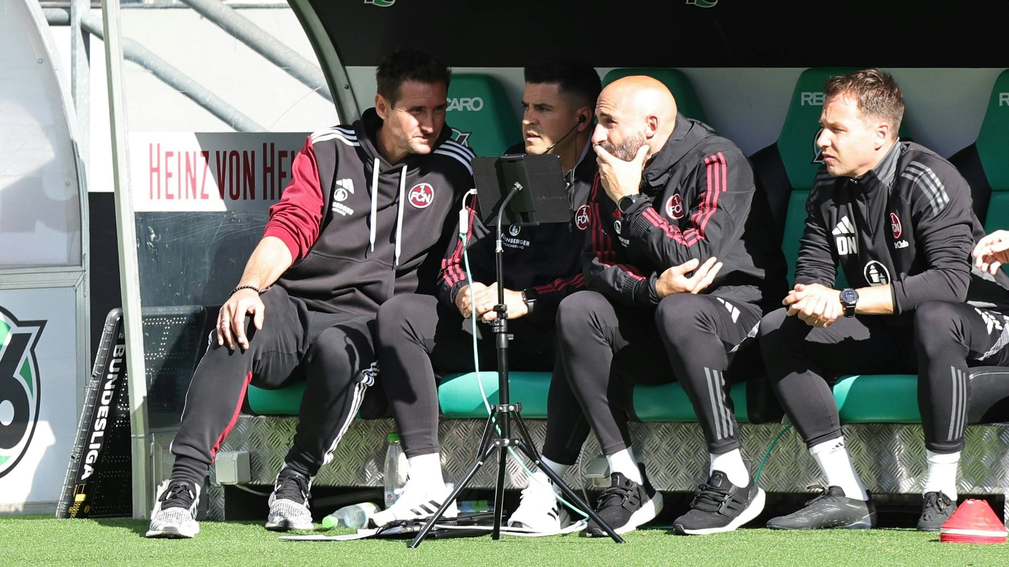 Miroslav Klose unterhält sich mit seinem Trainerteam beim 1. FC Nürnberg.