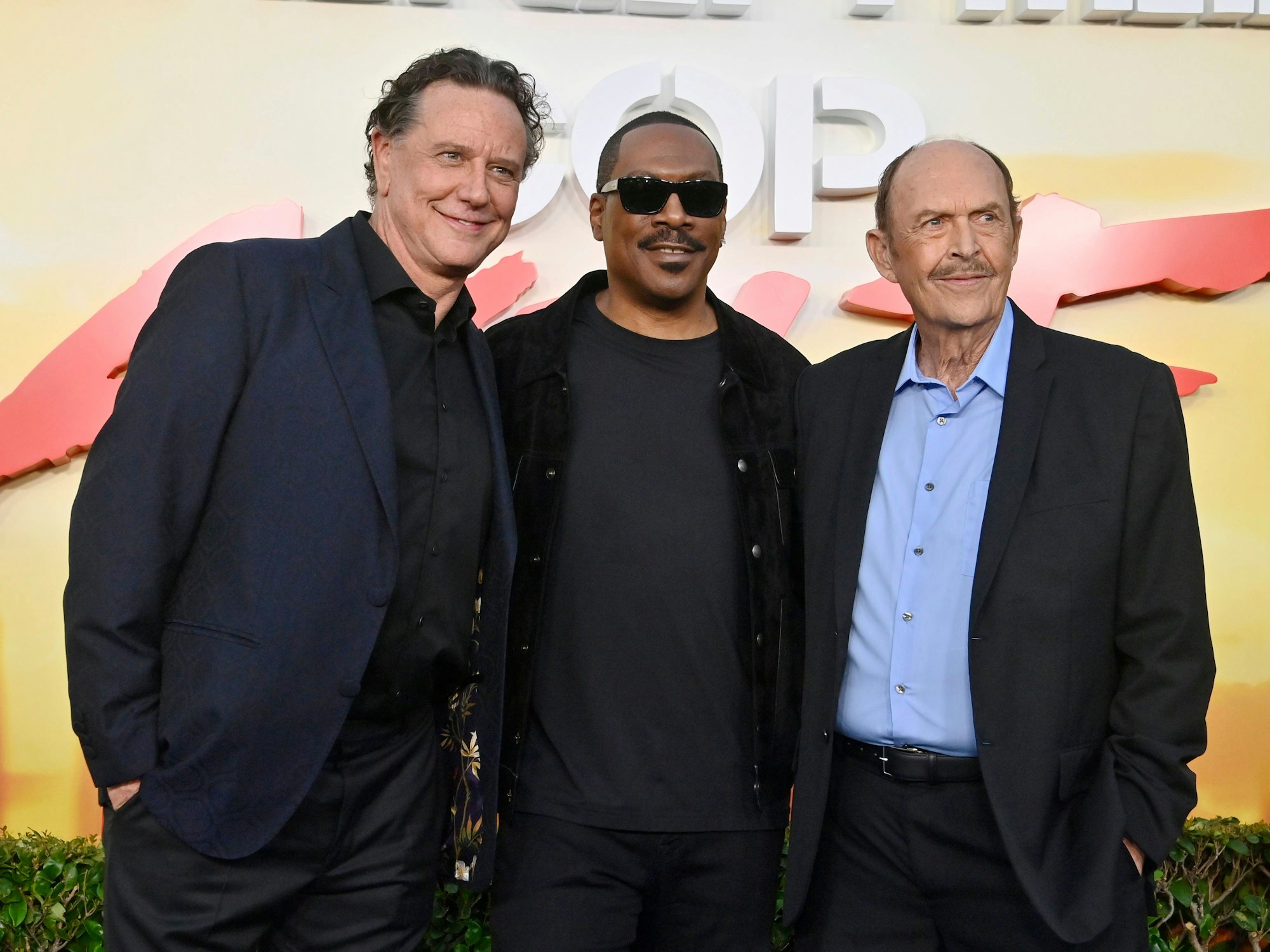 Judge Reinhold (links), Eddie Murphy (Mitte) und John Ashton stehen am 20. Juni 2024 zur Premiere von „Beverly Hills Cop – Axel F“ auf dem roten Teppich.