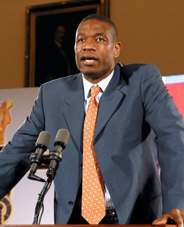 Dikembe Mutombo auf einer Pressekonferenz.