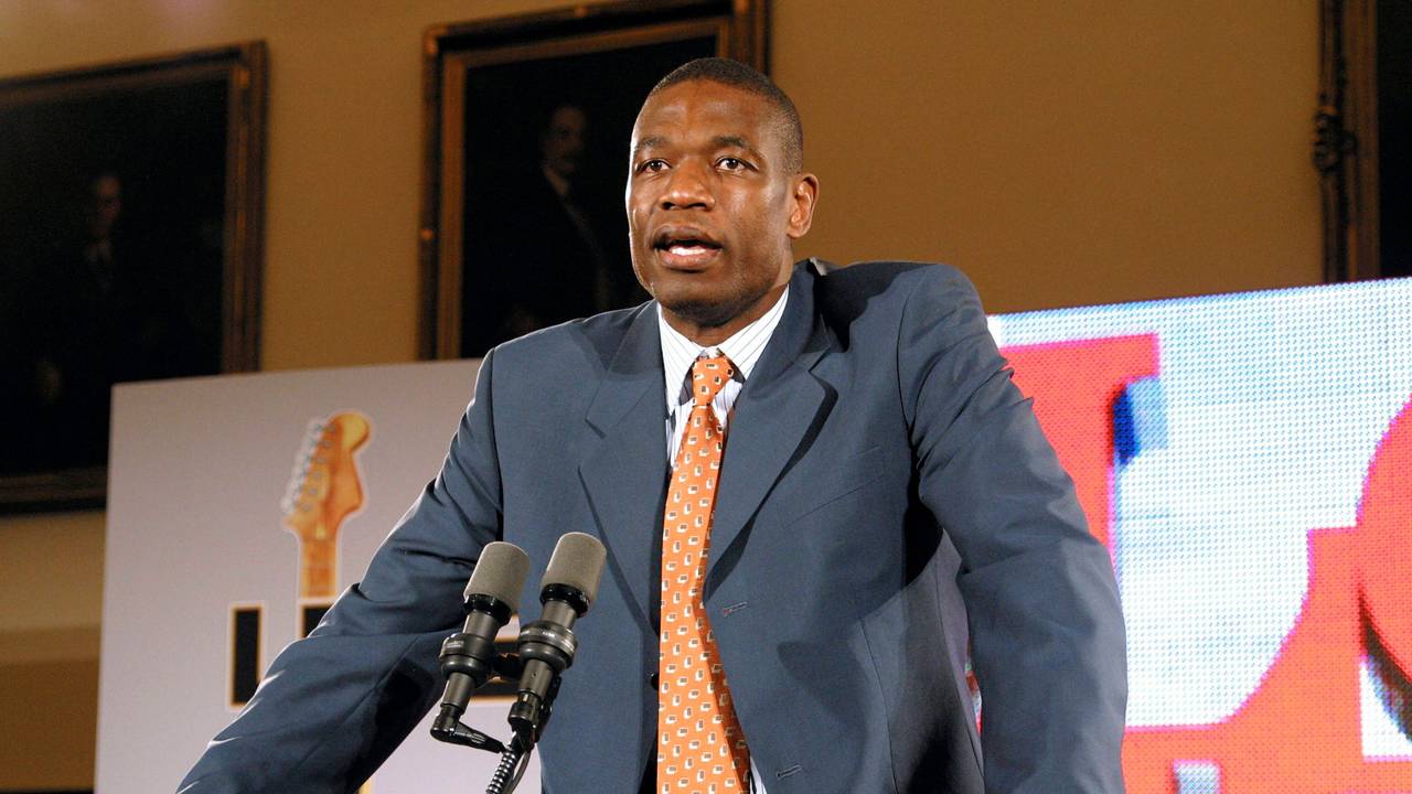 Dikembe Mutombo auf einer Pressekonferenz.