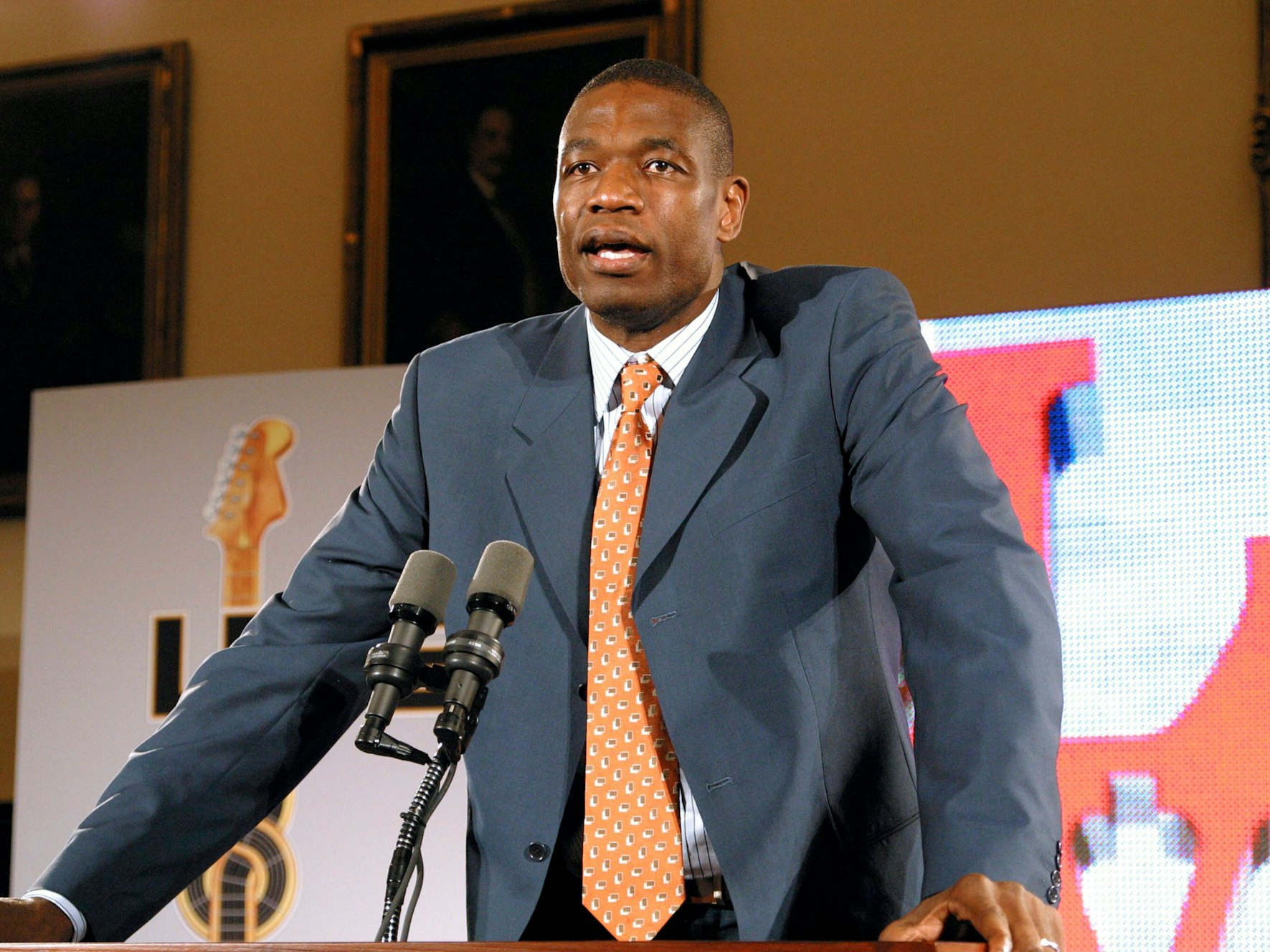 Dikembe Mutombo auf einer Pressekonferenz.