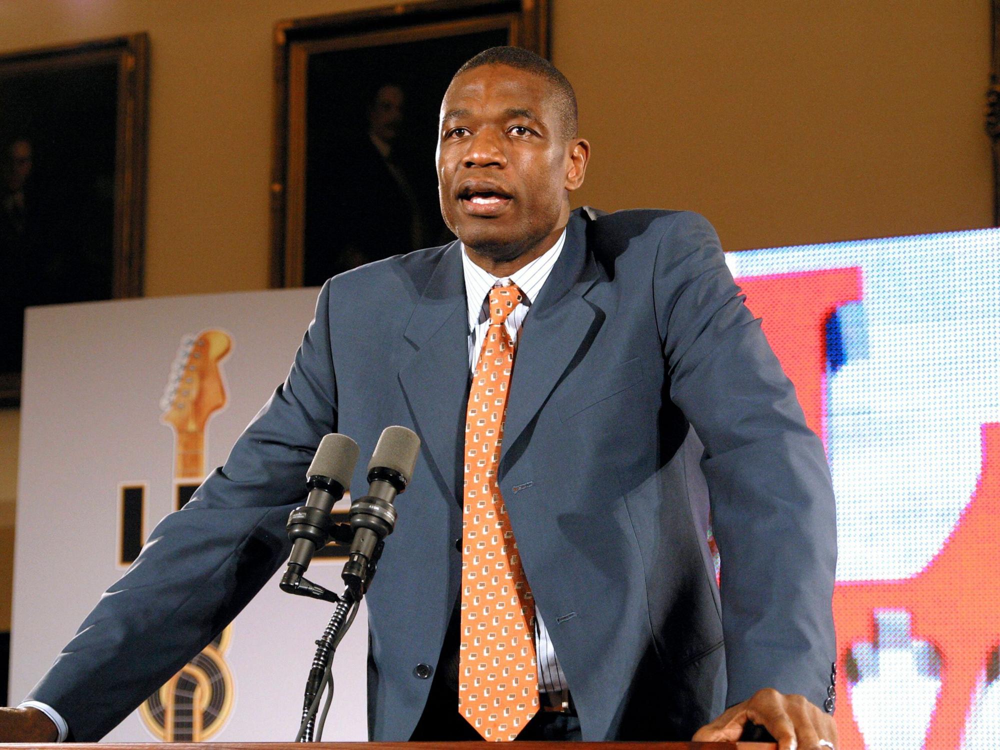 Dikembe Mutombo auf einer Pressekonferenz.