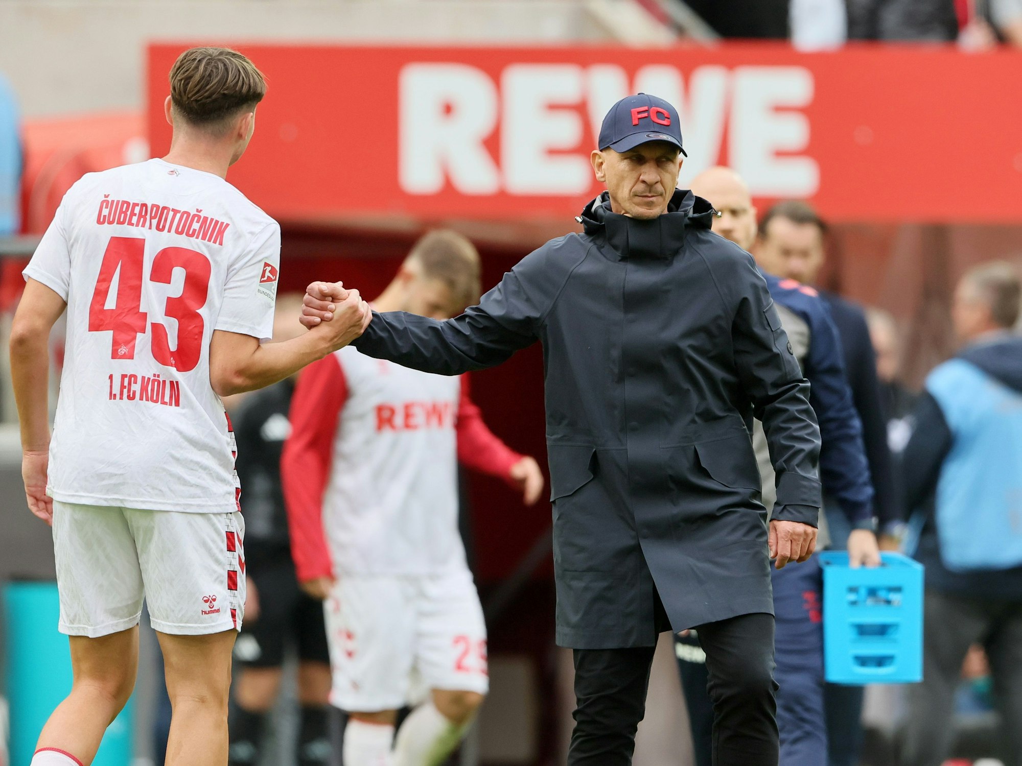 Jaka Cuber Potocnik und Gerhard Struber (1. FC Köln) klatschen sich ab.