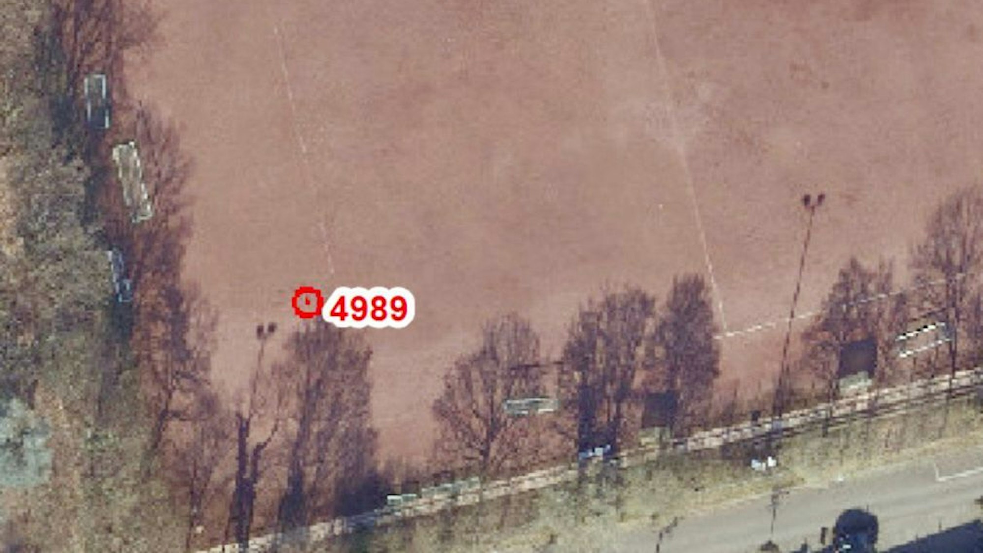 Am markierten Punkt befindet sich der Verdachtsfall des Blindgängers aus dem Zweiten Weltkrieg. In einem Radius von 15 Metern können die Bauarbeiten auf dem Fußballplatz vom RSV Rath-Heumar nicht fortgesetzt werden.