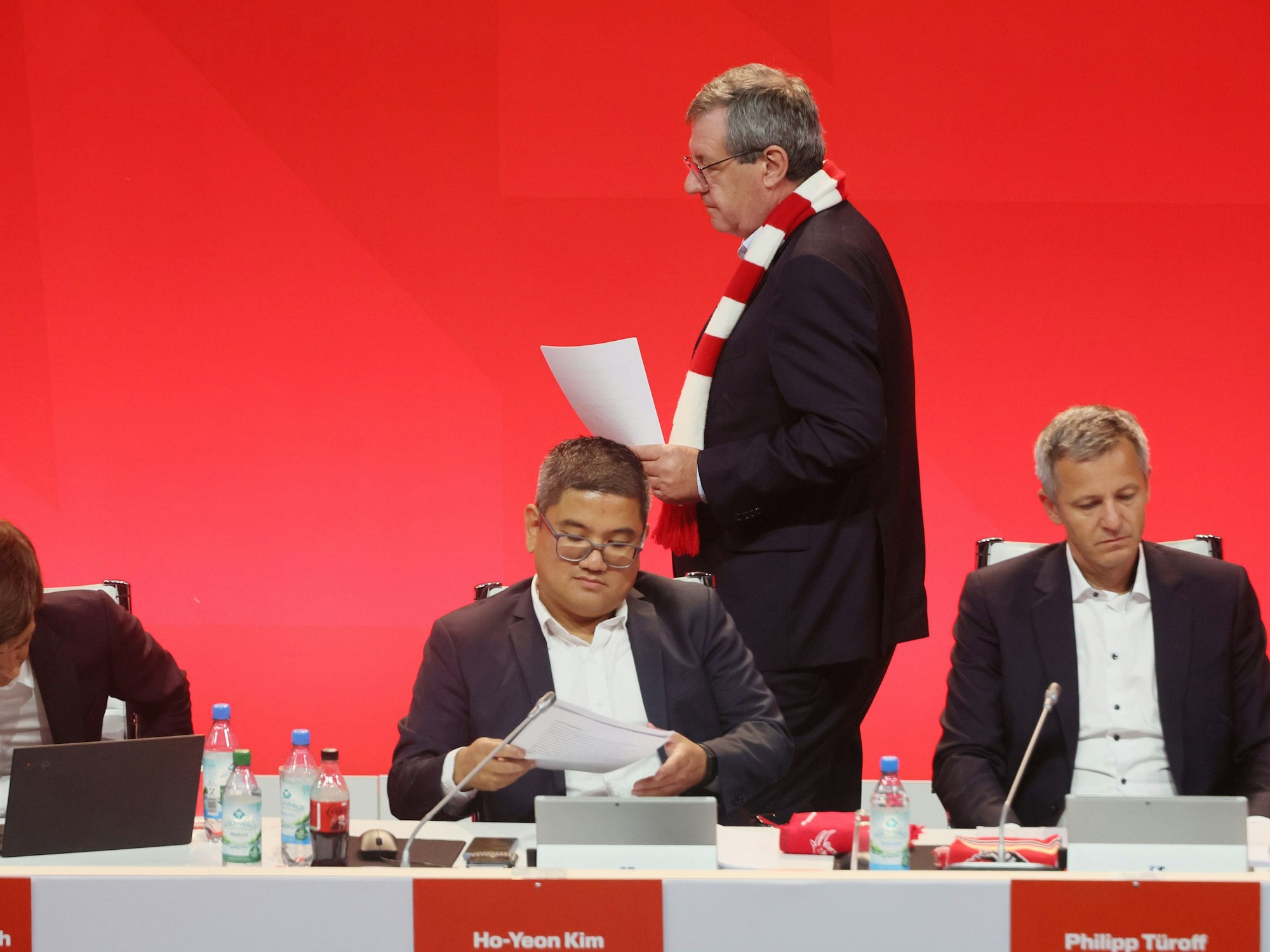 1. FC Köln, Mitgliederversammlung: Werner Wolf geht an Ho-Yeon Kim vorbei.