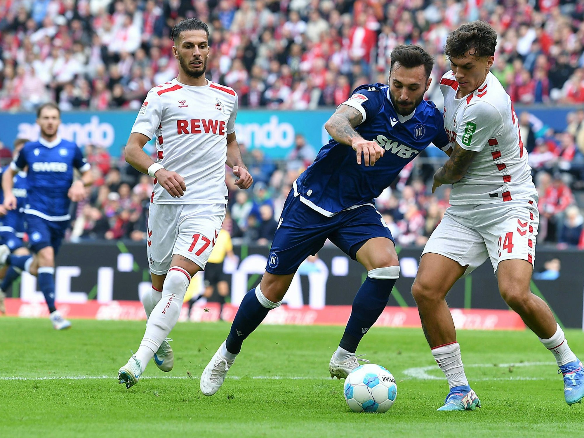 Leart Pacarada, hier schaut er Fabian Schleusener und Julian Pauli beim Zweikampf zu, hat gegen Karlsruhe am Sonntag (29. September 2024) einen Zweitliga-Rekord aufgestellt.