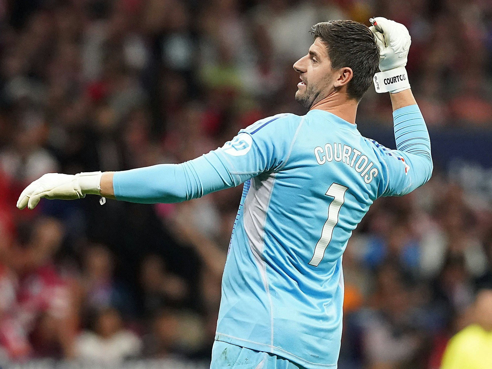 Thibaut Courtois sammelt die Gegenstände ein, die auf ihn geworfen wurden.