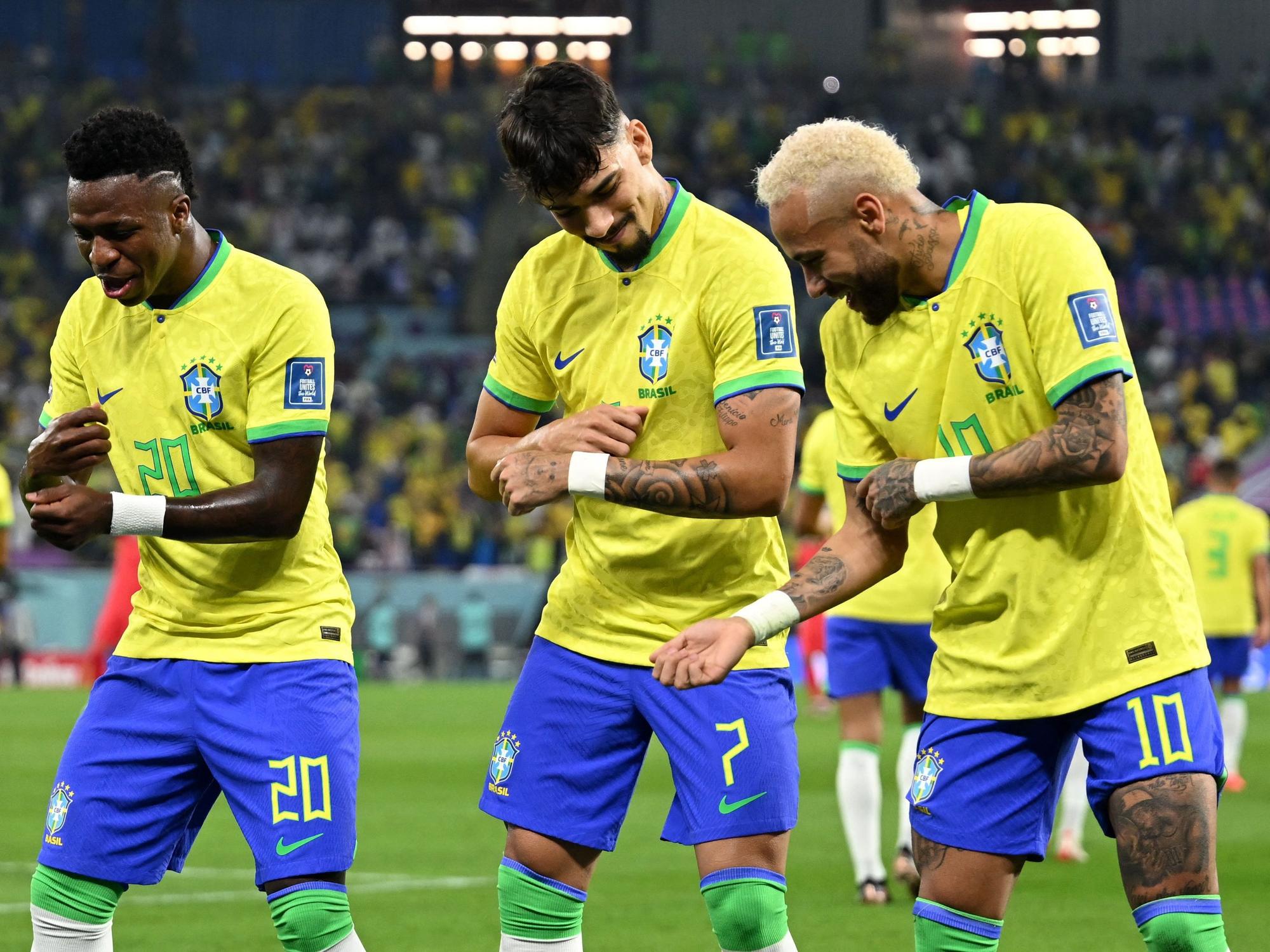 Vinicius Junior (l.), Lucas Paqueta (M.) und Neymar jubeln gemeinsam.