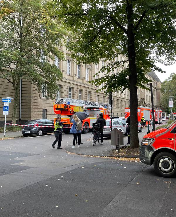 Am Justizgebäude am Reichenspergerplatz in Köln kam es am Montagmorgen (30. September 2024) zu einem Einsatz der Feuerwehr und der Polizei.