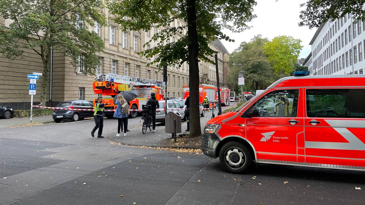 Am Justizgebäude am Reichenspergerplatz in Köln kam es am Montagmorgen (30. September 2024) zu einem Einsatz der Feuerwehr und der Polizei.