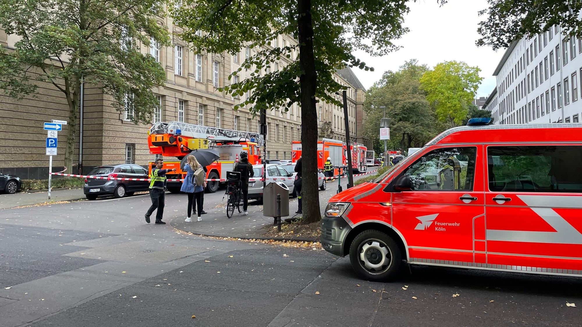 Am Justizgebäude am Reichenspergerplatz in Köln kam es am Montagmorgen zu einem Einsatz der Feuerwehr und der Polizei.