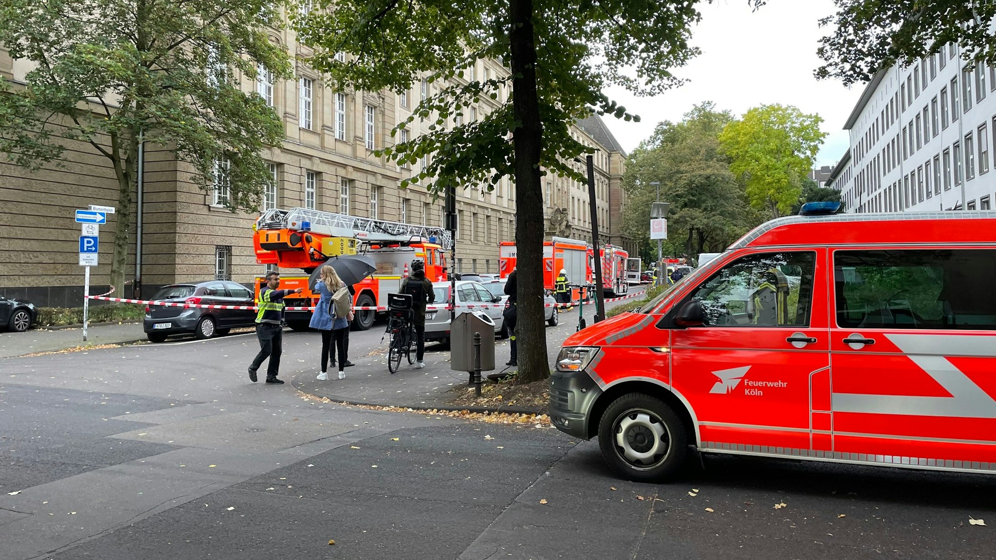 Am Justizgebäude am Reichenspergerplatz in Köln kam es am Montagmorgen zu einem Einsatz der Feuerwehr und der Polizei.