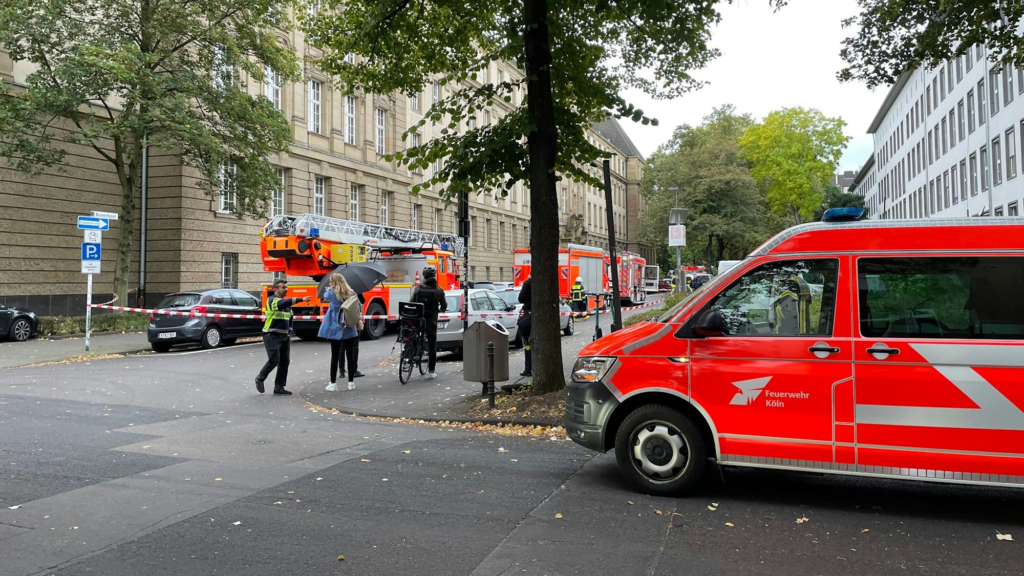 Am Justizgebäude am Reichenspergerplatz in Köln kam es am Montagmorgen zu einem Einsatz der Feuerwehr und der Polizei.