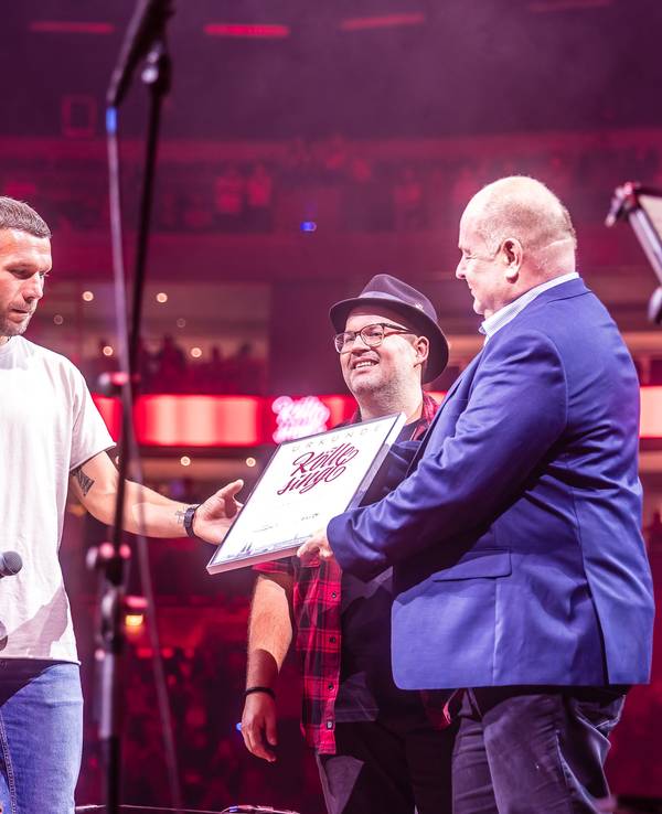 Lukas Wachten, Lukas Podolski, Björn Heuser und Stephan Brandt auf der Bühne.