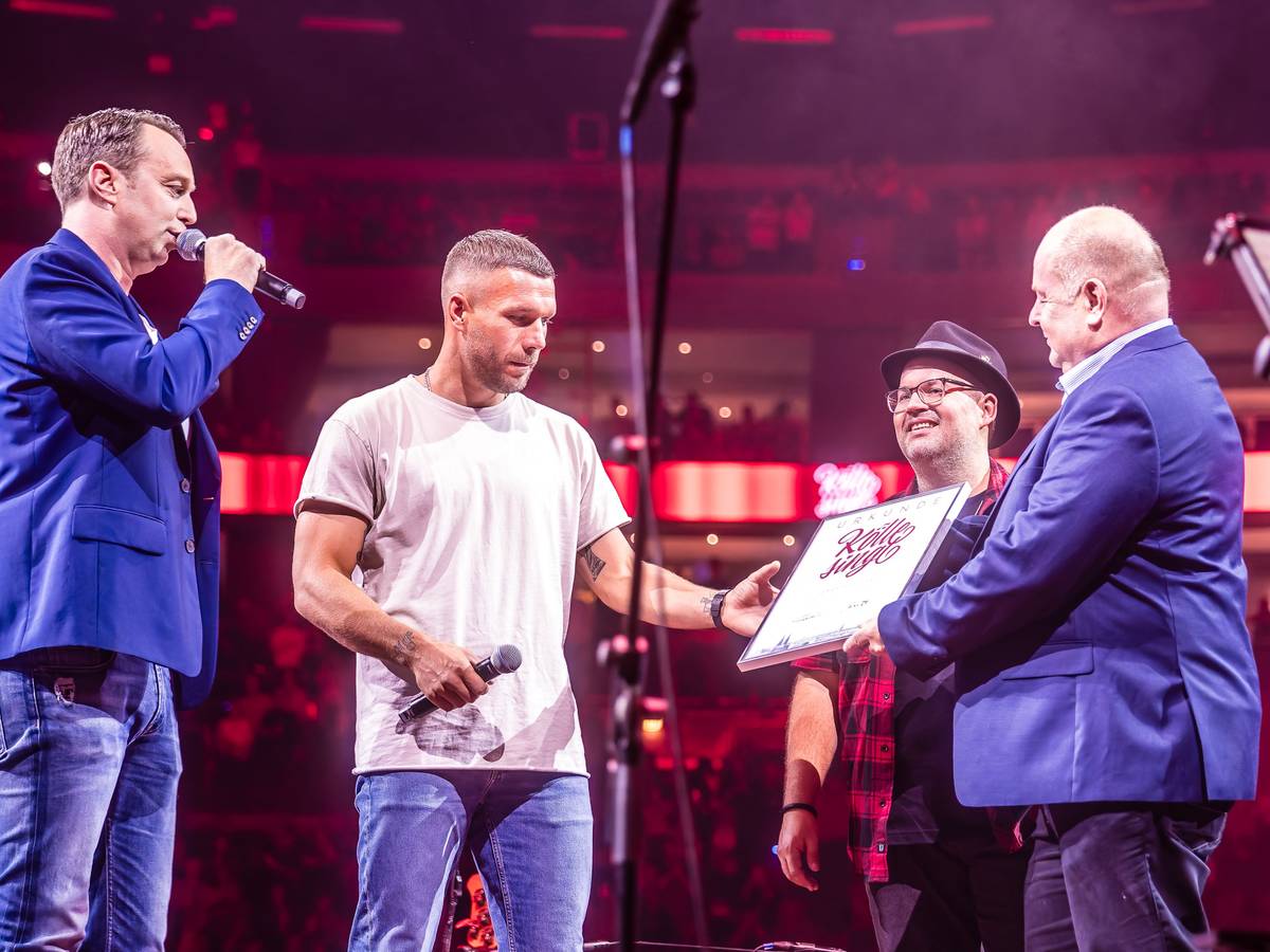 Lukas Wachten, Lukas Podolski, Björn Heuser und Stephan Brandt auf der Bühne.