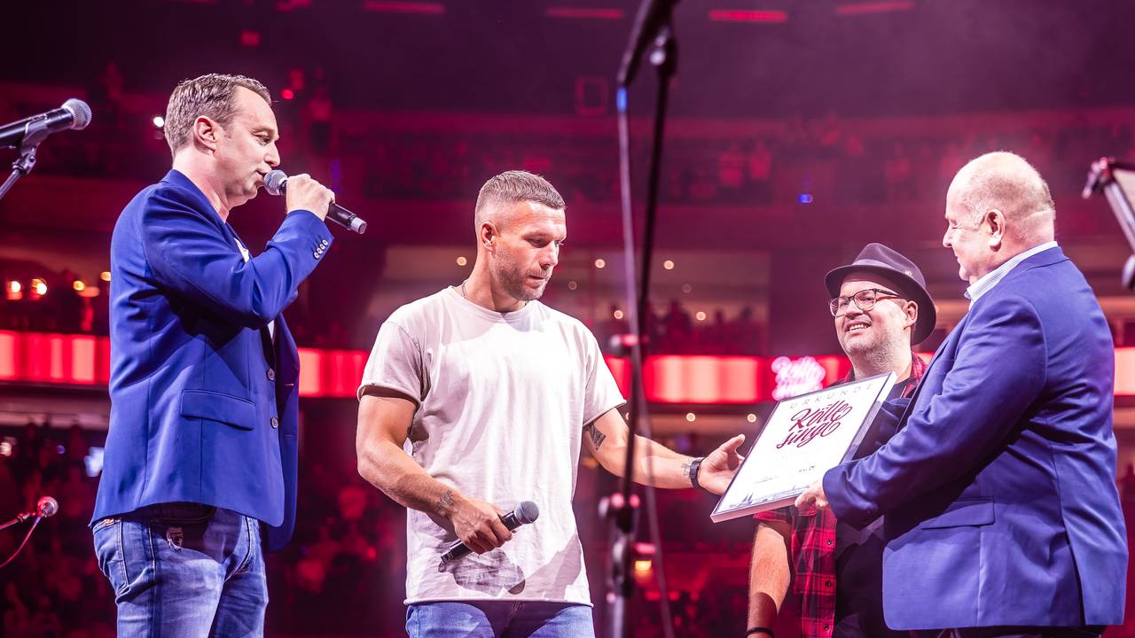 Lukas Wachten, Lukas Podolski, Björn Heuser und Stephan Brandt auf der Bühne.