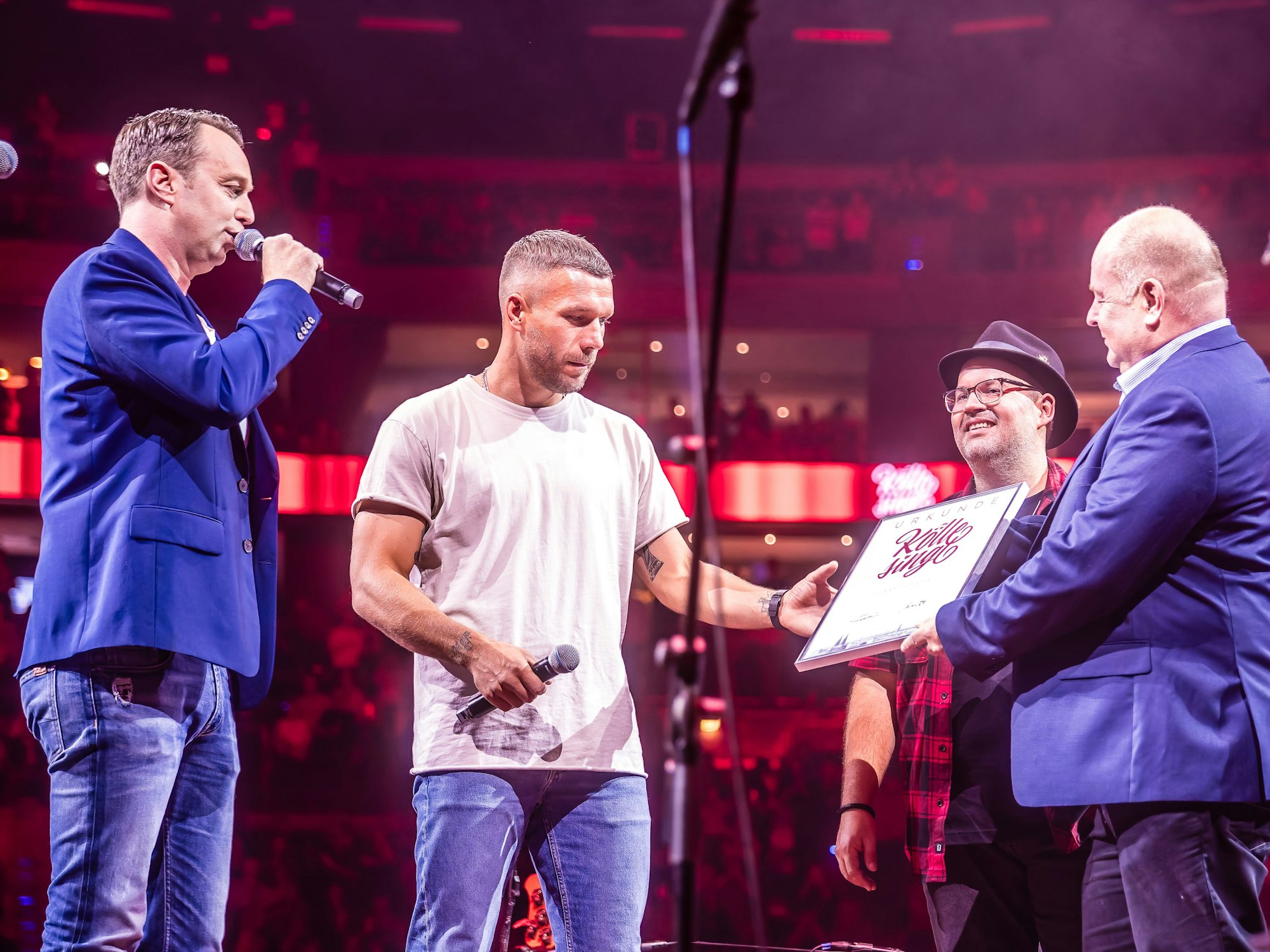 Lukas Podolski bei Kölle singt.