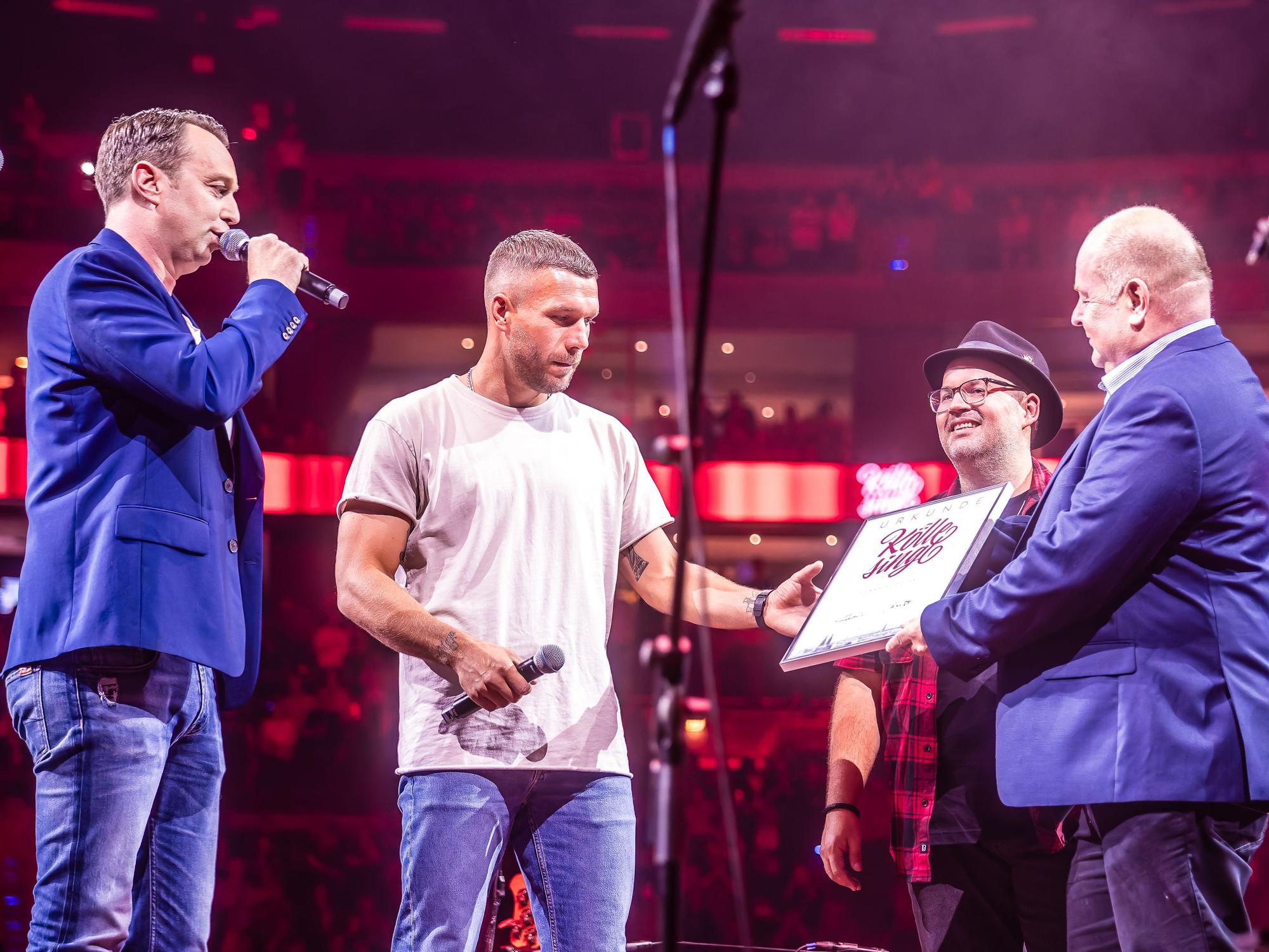 Lukas Wachten, Lukas Podolski, Björn Heuser und Stephan Brandt auf der Bühne.