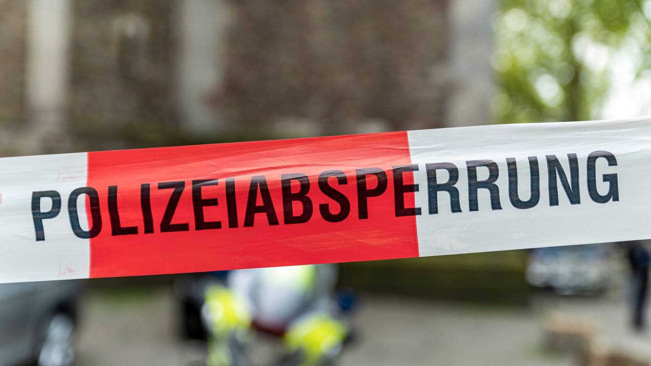 Ein Bereich ist mit Flatterband der Polizei abgesperrt.
