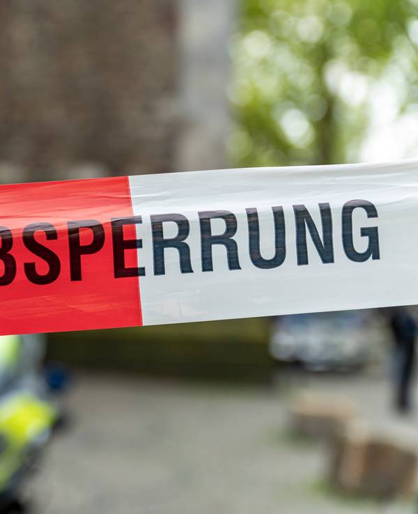 Ein mit Flatterband der Polizei NRW abgesperrter Bereich in der Kölner Innenstadt.