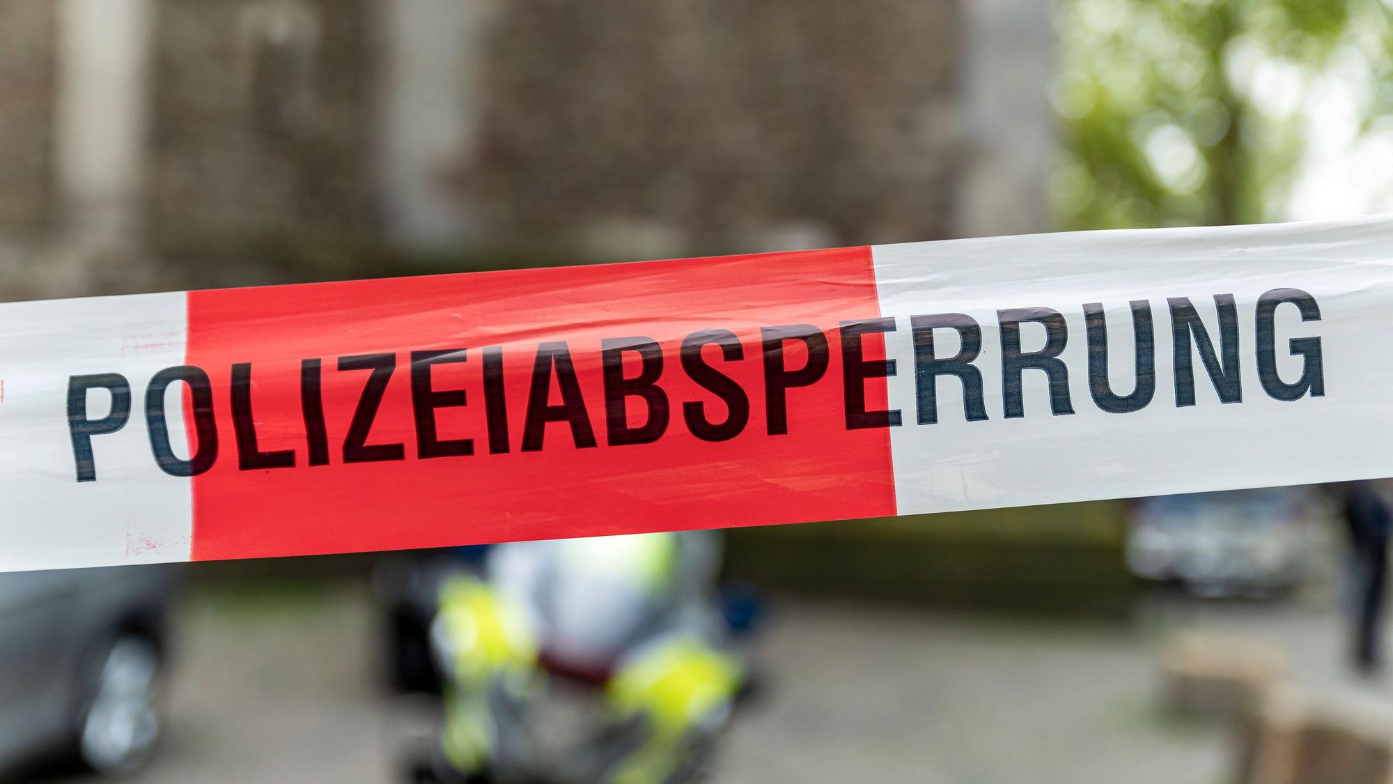 Ein Bereich ist mit Flatterband der Polizei abgesperrt.