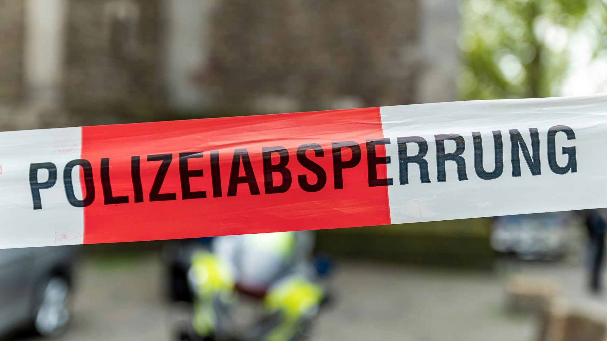 Ein Bereich ist mit Flatterband der Polizei abgesperrt.
