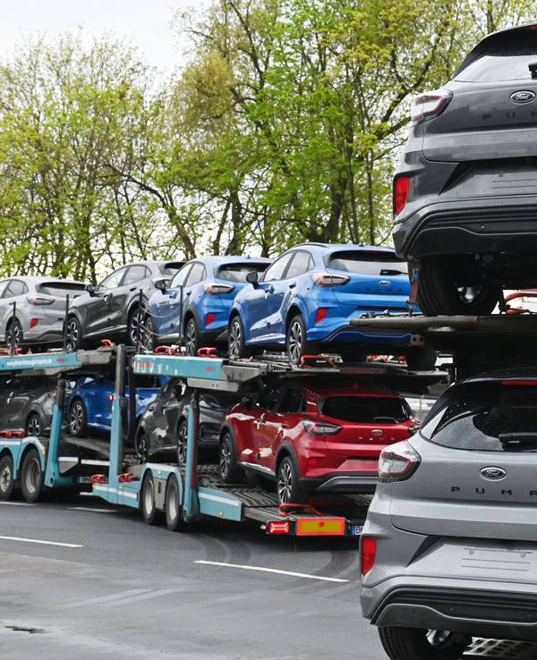 Die Ford-Werke in Köln-Niehl. Fahrzeuge warten auf den Abtransport.