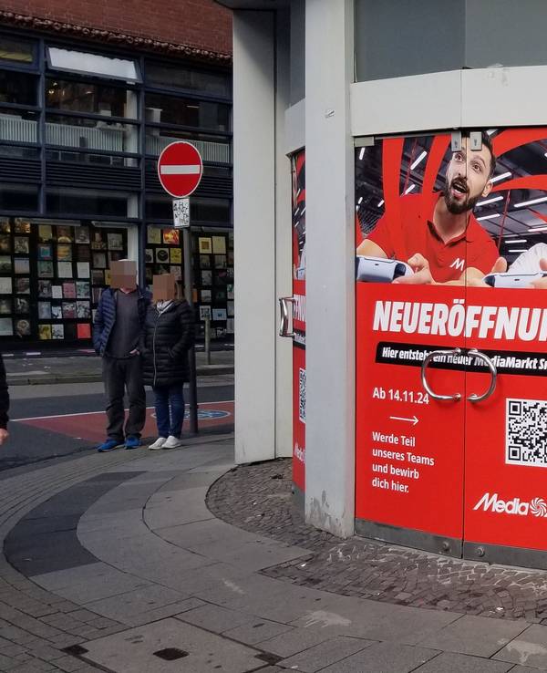 Ein Plakat weist auf die Eröffnung einer „Media Markt Smart“-Filiale hin.