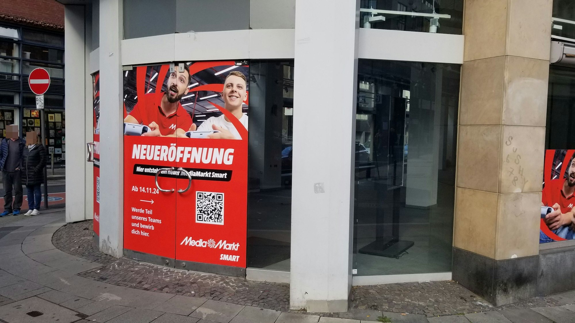 Ein Plakat weist auf die Eröffnung einer „Media Markt Smart“-Filiale hin.