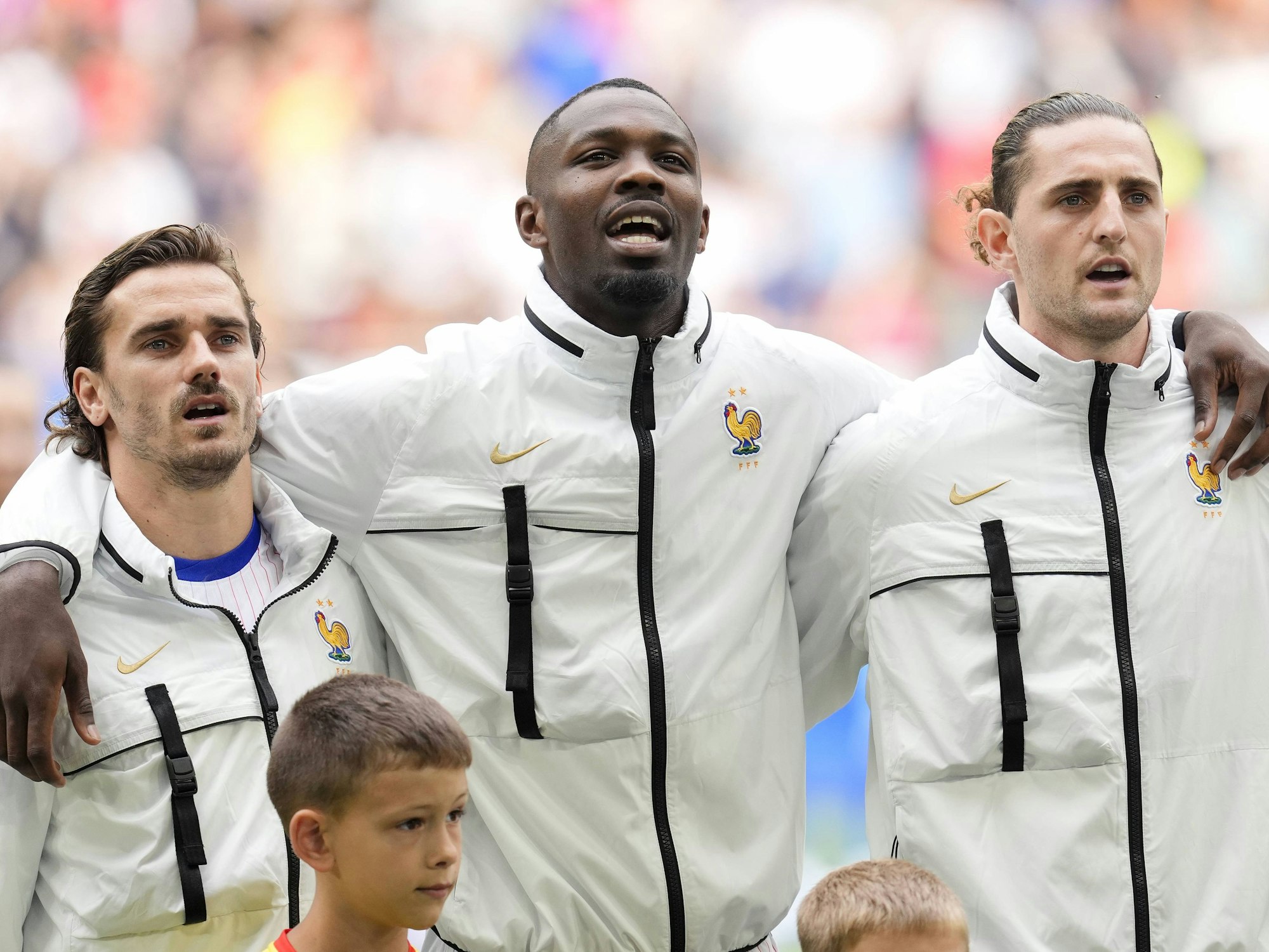 Antoine Griezmann mit seinen Nationalmannschaftskollegen Marcus Thuram und Adrien Rabiot während der Hymne vor dem EM-Achtelfinale gegen Belgien.