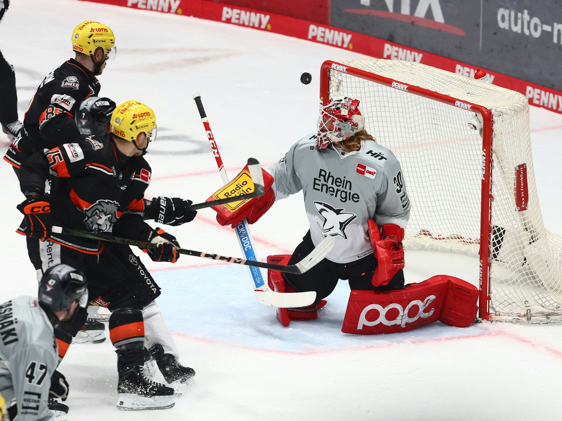 Haie-Goalie Mirko Pantkowski am Dienstag (1. Oktober 2024) im Spiel gegen die Löwen Frankfurt.