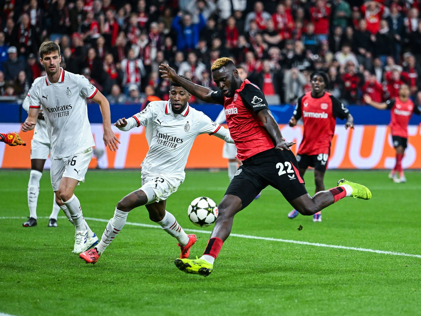 Bayer-Stürmer Victor Boniface erzielt sein Tor zum 1:0 im Spiel gegen die AC Mailand am Dienstag (1. Oktober 2024).