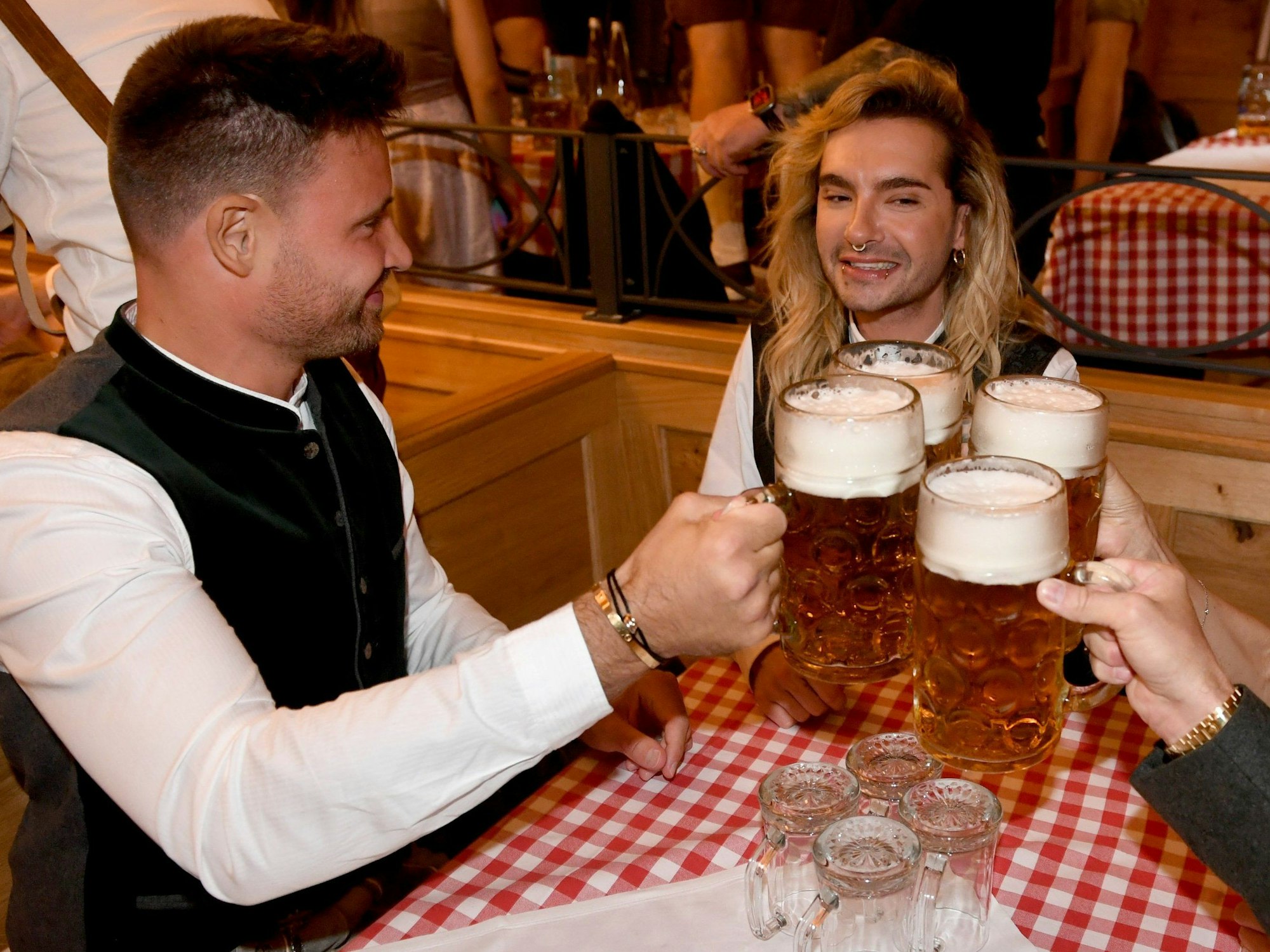 Vor wenigen Monaten war noch alles gut: Bill Kaulitz (rechts) feierte mit Freund Marc Eggers im Schützenzelt auf dem Oktoberfest 2024 in München.