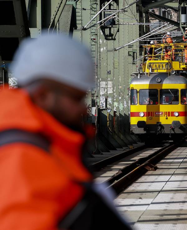 Die Deutsche Bahn baut am 30. September 2024 auf der Hohenzollernbrücke neue Signalbrücken für das elektronische Stellwerk auf.