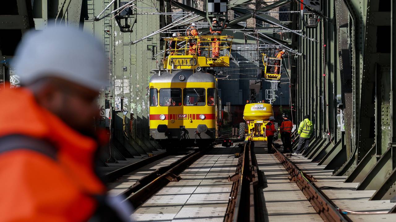 Die Deutsche Bahn baut am 30. September 2024 auf der Hohenzollernbrücke neue Signalbrücken für das elektronische Stellwerk auf.