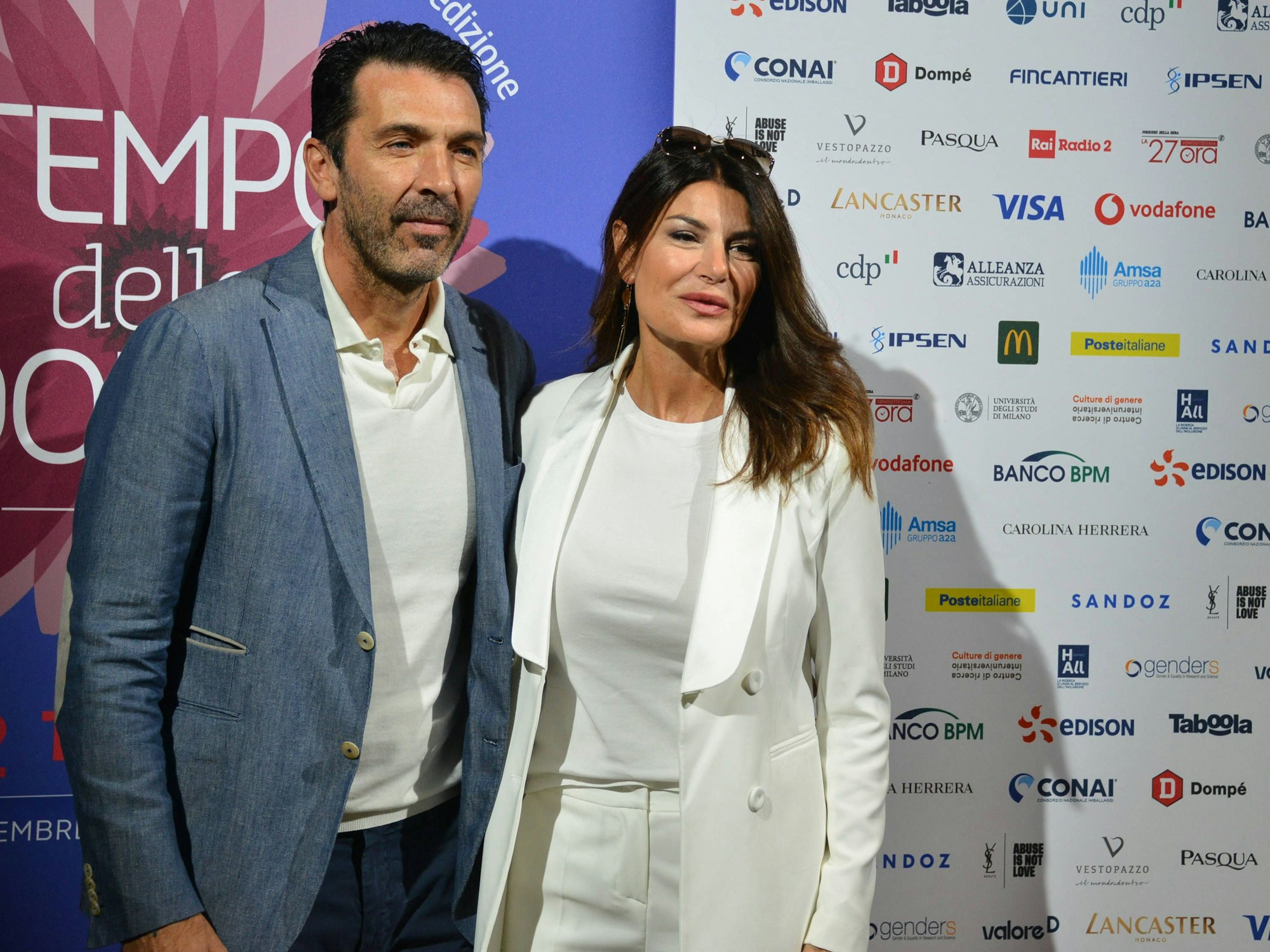Gianluigi Buffon und Ilaria D’Amico Arm in Arm bei einer Veranstaltung.