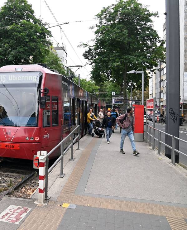 Zwei KVB-Bahnen stehen an der Haltestelle Chlodwigplatz.