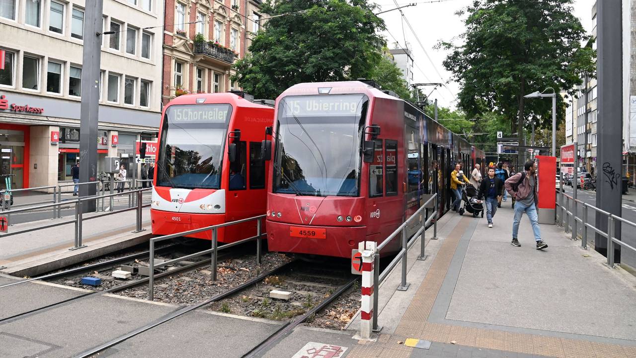 Zwei KVB-Bahnen stehen an der Haltestelle Chlodwigplatz.