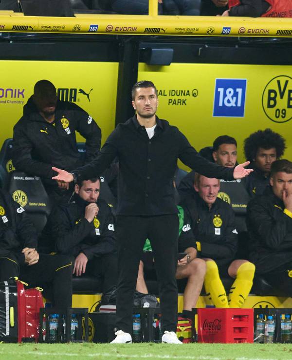 Nuri Sahin gestikuliert beim Spiel des BVB gegen Heidenheim.