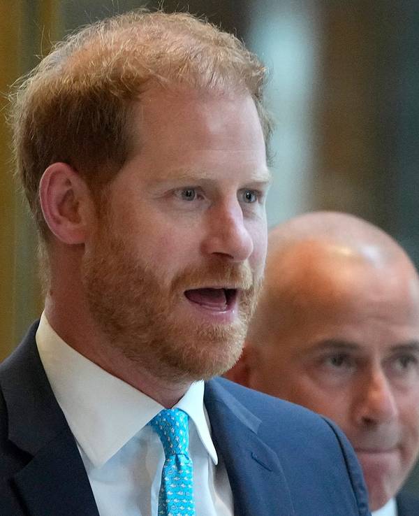 Der britische Prinz Harry (l) kommt am 30. September 2024 zur Preisverleihung der Wohltätigkeitsorganisiation WellChild an. Bei der Veranstaltung werden inspirierende junge Menschen geehrt, die mit schweren Krankheiten leben.