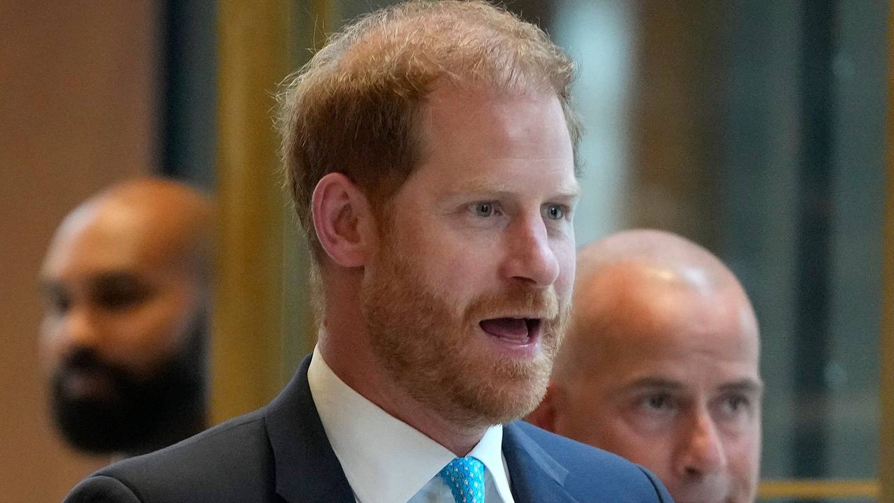 Der britische Prinz Harry (l) kommt am 30. September 2024 zur Preisverleihung der Wohltätigkeitsorganisiation WellChild an. Bei der Veranstaltung werden inspirierende junge Menschen geehrt, die mit schweren Krankheiten leben.