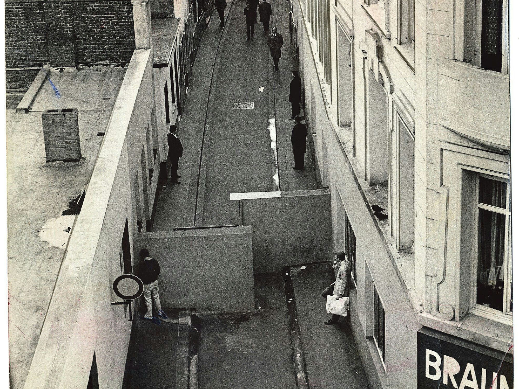 Das Treiben in der Kleinen Brinkgasse wurde mit Sichtwänden gegen die bürgerliche Außenwelt abgeschirmt.
