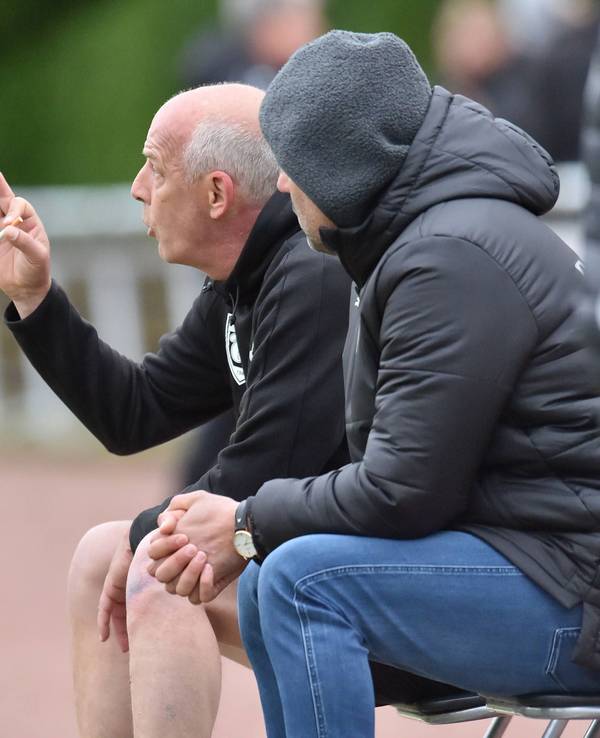 Mario Basler raucht nach seiner Auswechslung eine Zigarette