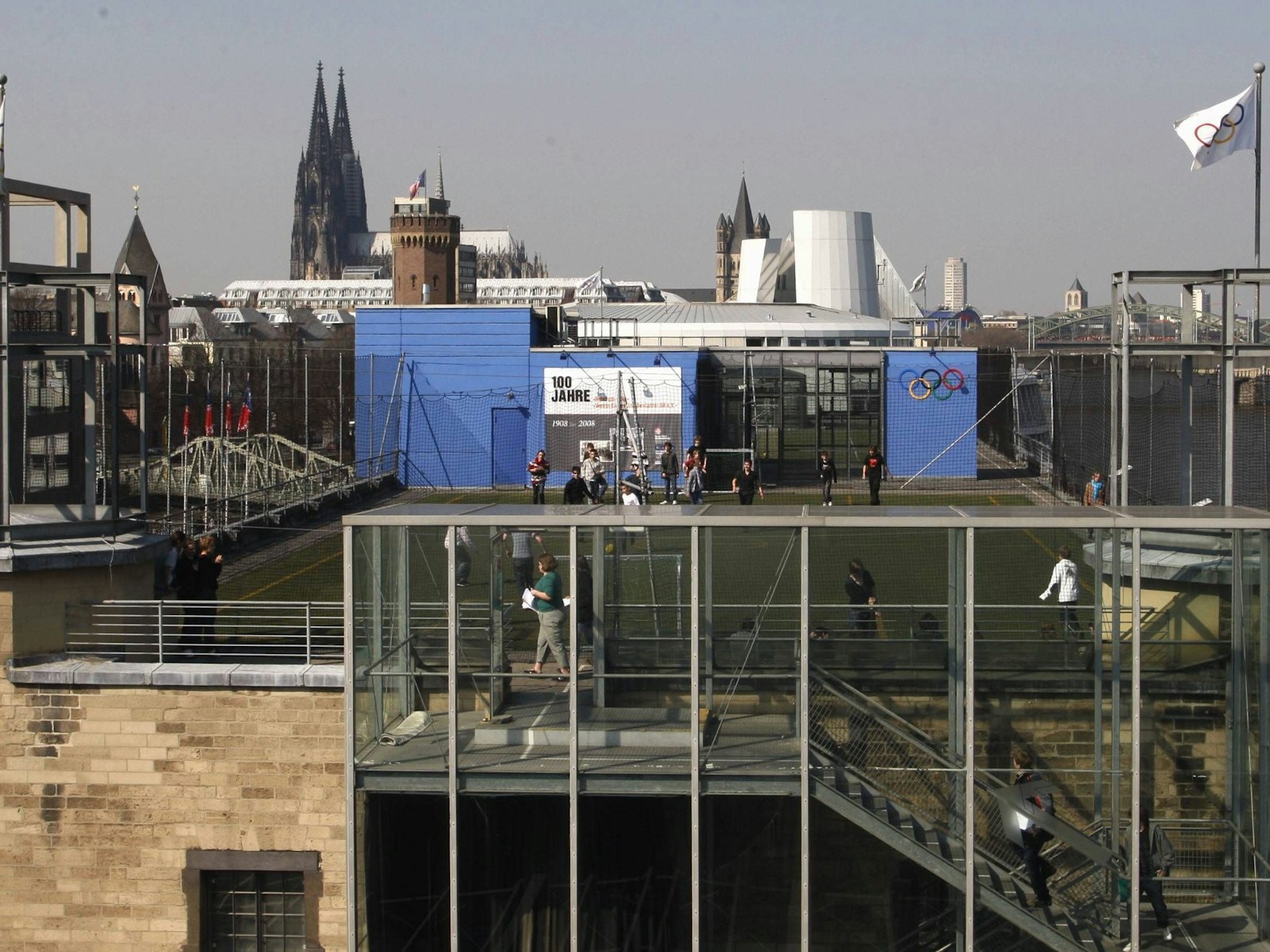 Das Deutsche Sport und Olympiamuseum in Köln hat ein Fußballfeld auf dem Dach.